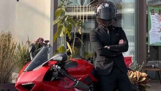 男人的黑西装 #机车 #西装 #杜卡迪 #反差