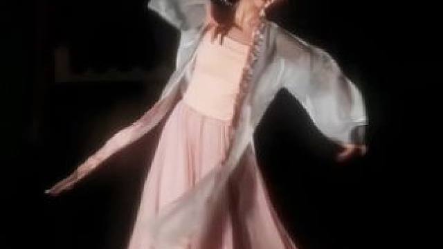 姑娘一句春不晚 痴儿留在真江南#翻跳 #古典舞 #春不晚