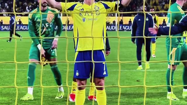 利雅得胜利球队文化，C罗跟随队友一起答谢现场的球迷