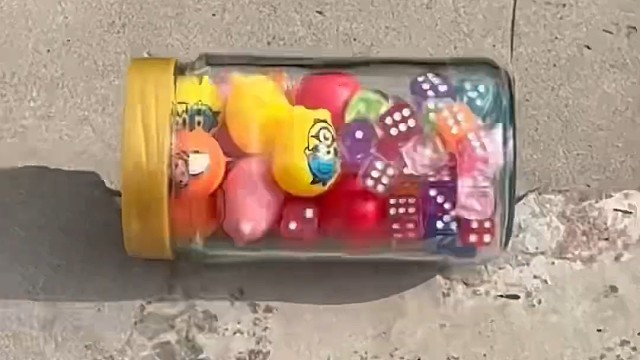 楼梯滚瓶子爆破解压时刻