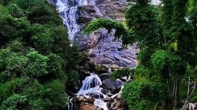 清晨的南恩瀑布#绝美流云飞瀑 #悬崖峭壁上的风景 #敬畏大自然的鬼斧神工 #大山里的原生态 #一不小