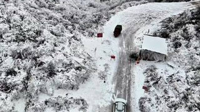 雪后的泥巴山垭口#冬天来一场雪地穿越旅行 #雪天出行注意安全 #冬季赏雪好去处 #泥巴山垭口 #旅行