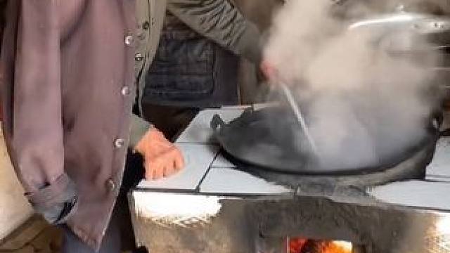 我以为叔叔在做饭熬粥呢，叔叔说这是煎药，老了身体不舒服，熬点药喝！为啥不用蜂窝煤炉子煎，叔叔说山里出