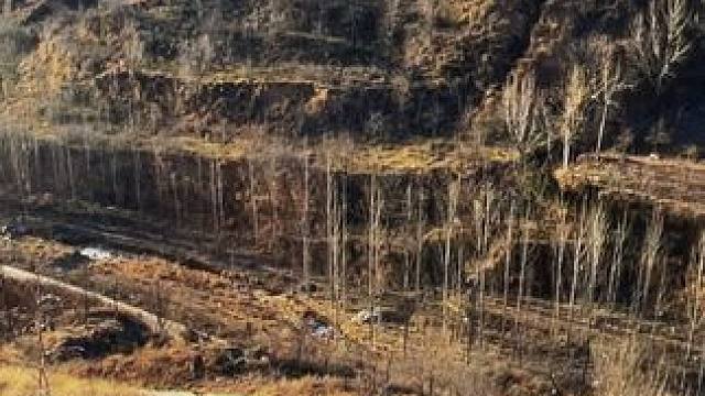 再有十几天就要过年了，山区居民已经早早开始行动起来了，左邻右舍或者临村的都早早打听谁明天开车去，搭顺