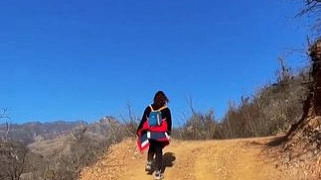 村里的风景，虽平淡，但耐看。也许生活并不便利，却最温暖的治愈。长大后才明白，平凡无奇的小村里藏着最惬