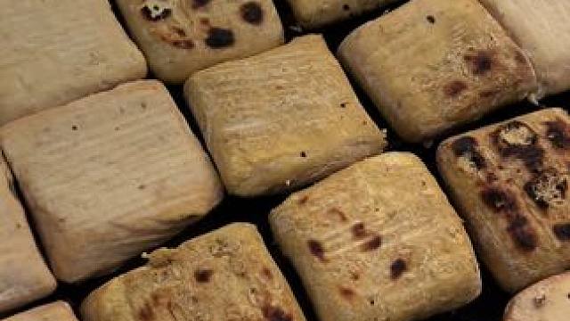 冬天就合适炫一块臭豆腐#无辣不欢 #地方特色美食 #忘不了的童年味道 #你们吃过吗 #老味道