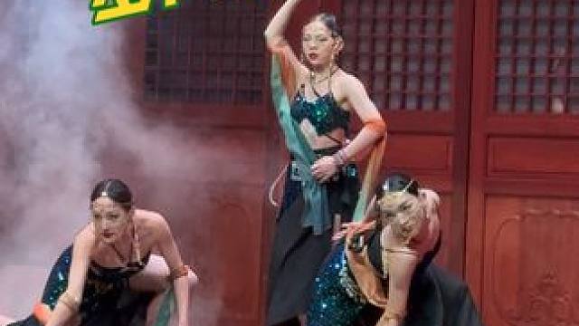 大降温，出外景简直了…… #戴萍杜若班 #杜若班2025新年贺岁 #蛇年大吉 
辛苦整个拍摄组还有演