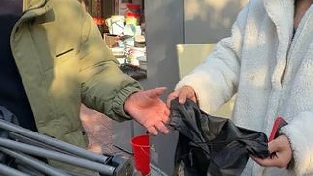 带粉丝大哥买二手生活用品，感觉比新的还贵 #我们都在平凡的日子里拼命挣扎 #生活纪实 #原创视频