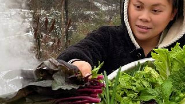 大雪天气，摘一盆蔬菜简单做个羊肉火锅 #美食 #火锅 #下雪了 #农村生活