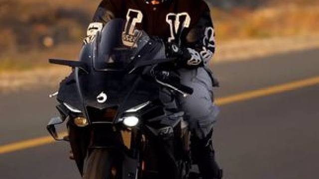 自由随性，是对生活的热爱，是对未知的勇敢探索。#雅马哈r1