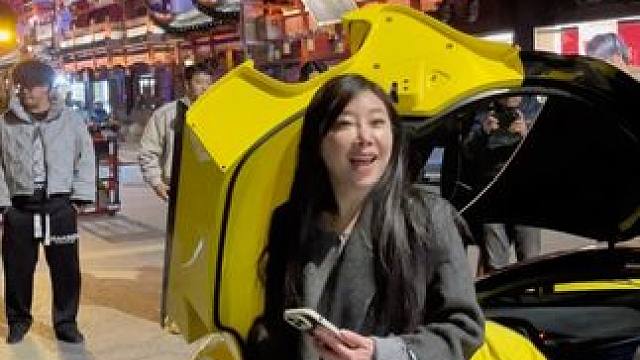 韩国富婆亲自试驾，小酷哥的法拉利拉法。说回国了，她也准备提一辆，路过游客都羡慕了#韩国富婆#韩国人在