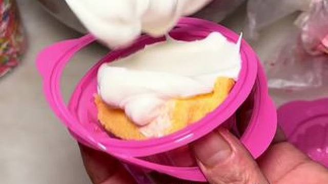 小时候想要快乐，长大了只想发财… #街边小吃 #路边摊美味 #童年味道 #花篮蛋糕