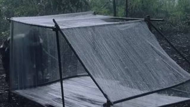 雨天自制竹结构保鲜膜帐篷露营（9分钟） #露营报告