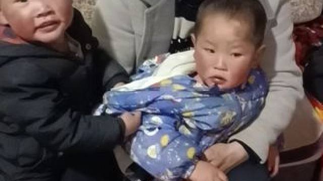 两个都要她爸爸抱。 #内容启发搜索