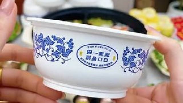 过年人多聚餐不想洗碗就用这个# 一次性碗 # 超便官超划算 # 一次性打包盒 # 一次性餐具 # 在