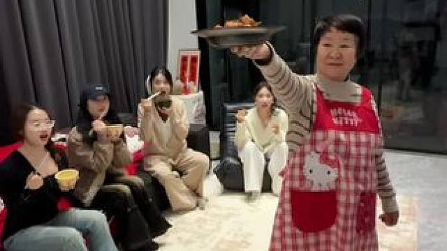 只要朋友来 我妈就会拿出她的拿手好菜#过年唠嗑三件套 #吃出福气好运年 #丑鱼睡衣放到春节也是能打的