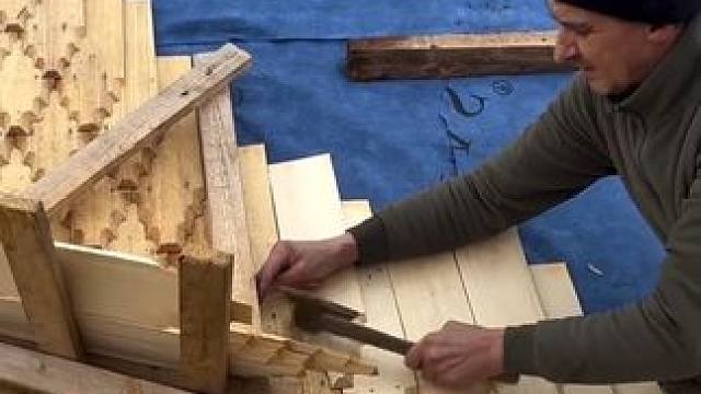 罗马尼亚乡村木屋的原木瓦片防水工艺措施。 #罗马尼亚 #原木瓦片 #施工工艺 #结实耐用 #木艺创作