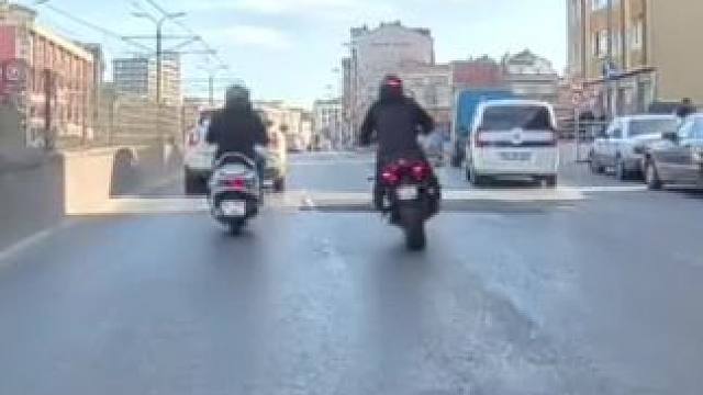 差一点后视镜就保不住了 #操作有风险请勿模仿 #机车