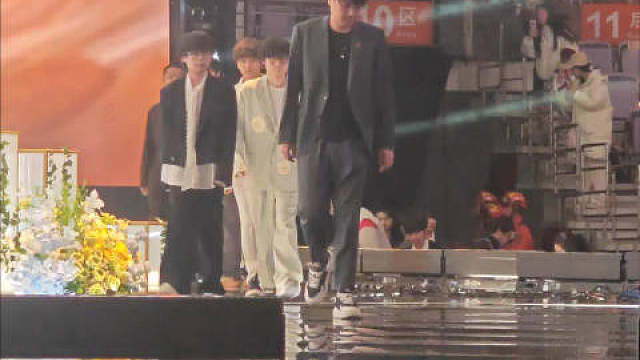 卧槽卧槽啊啊啊啊啊啊啊啊啊啊啊啊啊啊这身更欲了啊啊啊啊啊啊啊深v黑西装配上一诺高挑的身材​​​