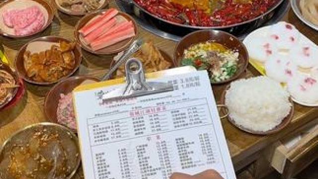 凭我俩的关系，请我吃一顿热气腾腾的火锅不过分吧 #爱就是一起吃好多好多顿饭 #挑战火锅食材盲盒系列 