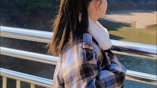 这么美的小山村，如今却冷冷清清，走在乡村的小桥上，倍感凄凉，再也没有曾经热闹的场景，好怀念儿时的玩伴