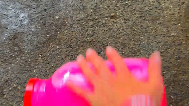 楼梯滚瓶子爆破解压时刻