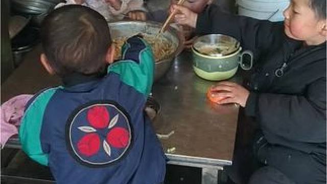 今天煮酸菜洋芋丝吃。 #内容启发搜索