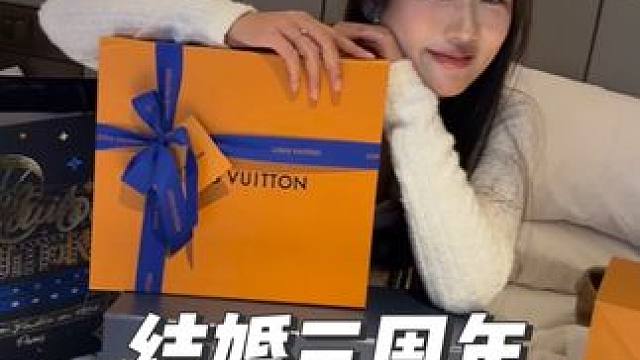 我们结婚三周年啦 那时候她刚跟着我的时候，我们一无所有，一个包都被她背包浆了，现在我们有了幸福的小家