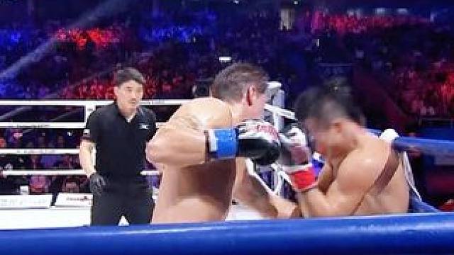 老将克劳斯用自己多年丰富的拳台经验给小将展示了什么叫做欧式打法#昆仑决 #擂台  #搏击 #格斗