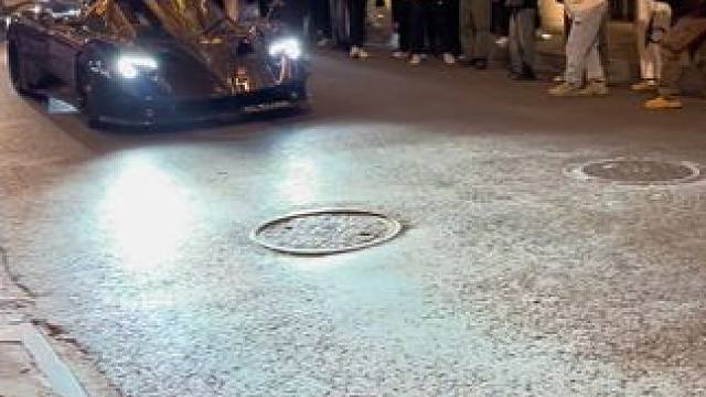 这绝对今晚最强阵容了，布加迪和Mike 大佬的帕加尼MY。#上海遇到了懂它的韩国人 #韩国人在中国