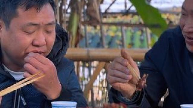 大哥开口吃兔子，养了一年的兔子干烧，下酒硬菜真是爽！ #农村美食 #记录真实生活 #我的乡村生活 #