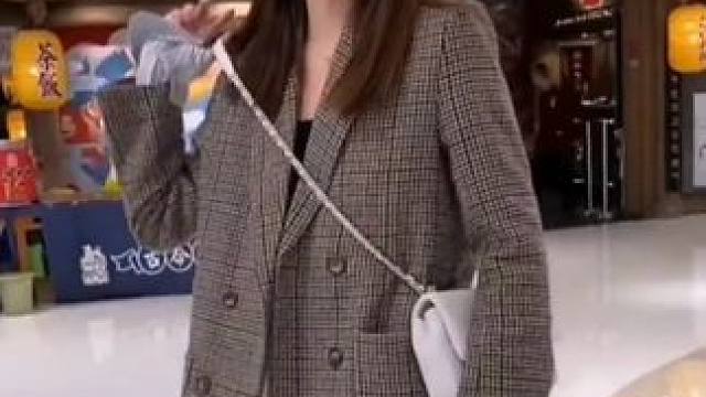 #街拍美女 #笑容最治愈的女孩 #模特美女 #车展模特 #甜美女孩