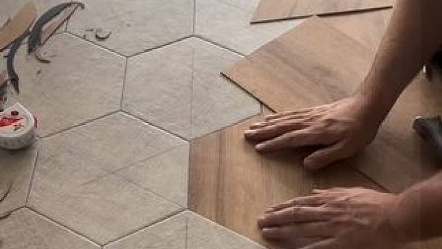 地砖与地板的搭接设计结合。 #地板安装 #地面装饰 #施工工艺 #制作过程 #装修施工