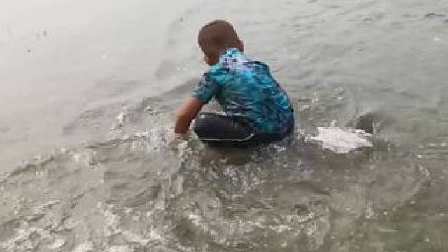 #逮鱼摸虾 #抓鱼 #乡村生活记录 #农村孩子的乐趣