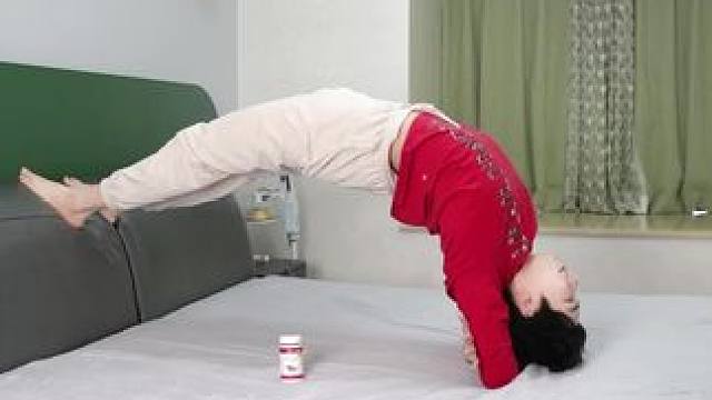 心情不好的时候练习后弯，可以借助一张床，舒展腋窝，释放情绪， 心情不好的时候练习后弯，可以借助一张床