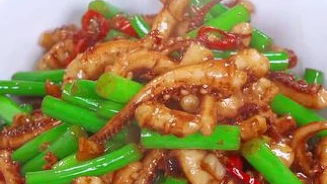 我家隔三差五就会安排的孜然鱿鱼，好吃又下饭！#好吃到停不下来 #鱿鱼这样做香辣入味 #大年三十餐桌上