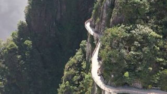 神奇的莽山大峡谷，一步一景，尤其是这条绝壁栈道最为壮观！#一座不用爬的山 #莽山五指峰景区 #航拍莽
