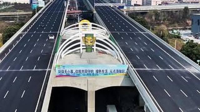 天府大道北延伸线上的成绵高速复线，四川第一条高标准双向八车道高速公路#交通出行 #成绵高速扩容 #三