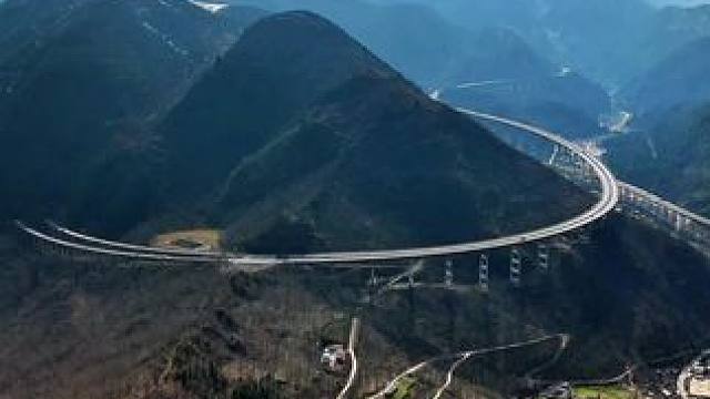 中国逆天工程雅西高速双螺旋隧道#雅西高速 #基建狂魔 #中国超级工程里的世界之最 #超级工程 #双螺