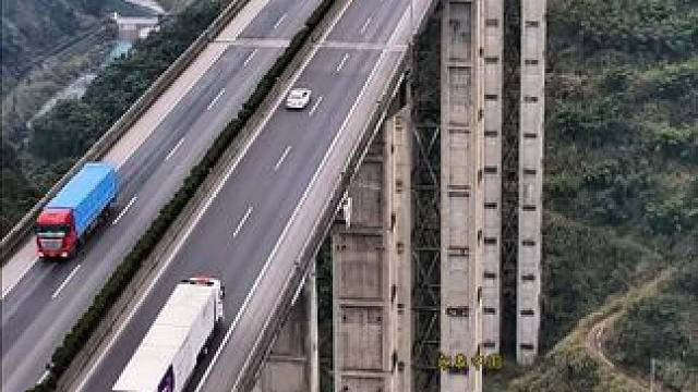 雅西高速上腊八斤特大桥该桥高230米,最高桥墩(10号桥墩)高182.6米号称“亚洲第一高墩大桥”#