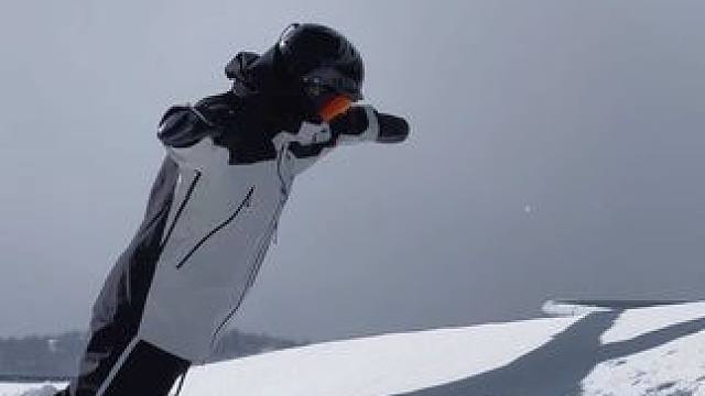 “如果你很烦恼 不妨躺在雪地享受片刻放松”#雪地里撒欢 #冬天该有的样子 #滑雪人的专属补雪时刻 #