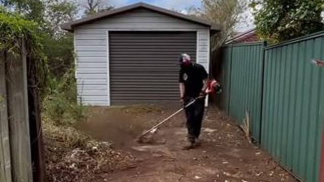 澳洲地广人稀的房屋庭院杂草丛生处理方式。 #解压视频 #减压视频 #男人减速带 #强迫症看了很享受 