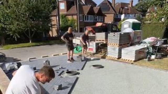 房子周边地面庭院的地砖铺设设计施工。 #地面装饰 #装修施工 #路面工程 #庭院设计施工 #搬砖人