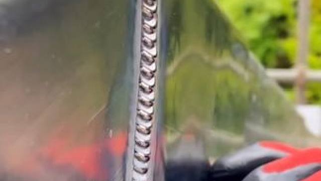 英国红砖房屋顶各处角落的防水设计。 #匠心精神 #质量杠杠的好 #真材实料 #金属加工 #屋顶防水