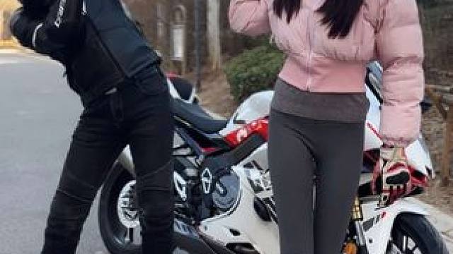 她知道我不敢打 我知道她真敢打#机车情侣 #机车 #家庭地位 #无极RR660S #无极660rr