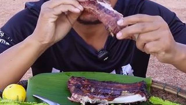 圆茄子黄番茄酸辣木瓜丝️碳烤猪排骨 #泰国美食 #户外美食 #美食 #内容启发搜索