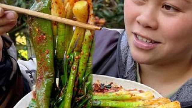 干完活用葱蒜苗和辣椒做个爆辣下饭菜 #美食 #农村生活 #美食分享