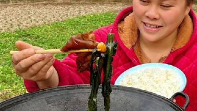 红烧猪脚配着菜苔和胡萝卜太好吃了 #美食 #农村生活 #美食分享