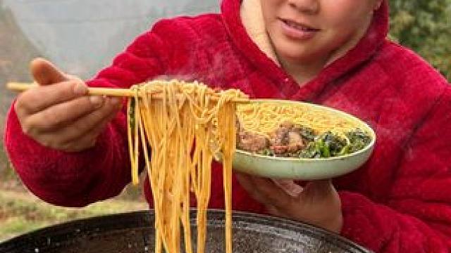 一锅爆辣的排骨炖粉条，配着新鲜蔬菜太好吃了 #美食 #农村生活 #美食分享