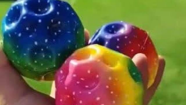 自从入手这个弹力球，孩子每天至少玩上半个小时，对眼睛真的很友好。眼睛在追视球的过程中，经常看远看近，